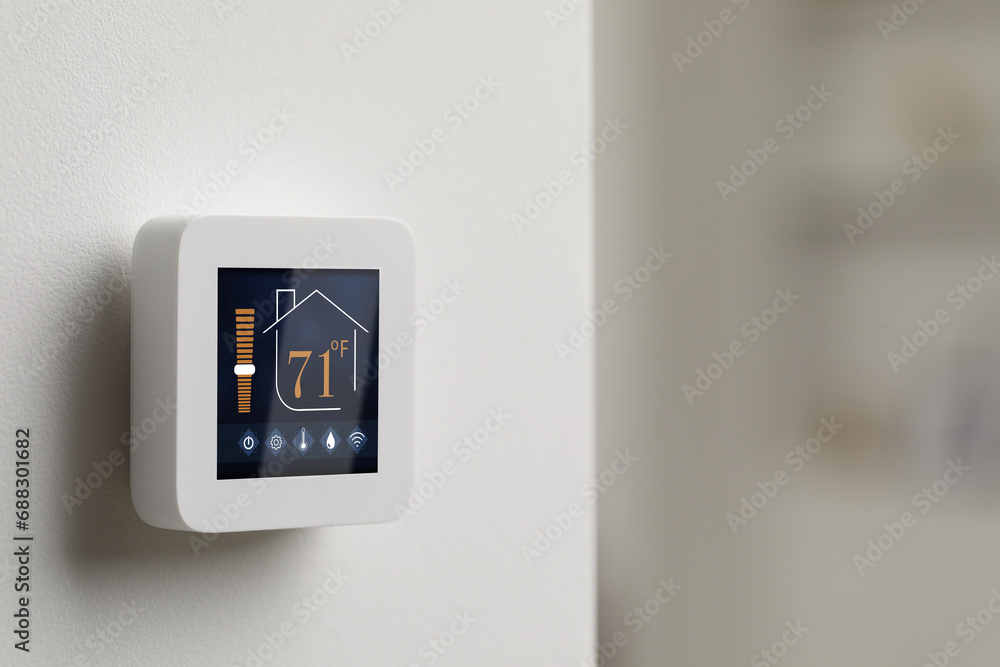 Aufkleber thermostat displaying temperature in fahrenheit scale and different icons. smart home device on whit