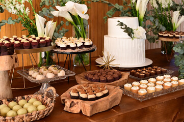 wedding table and flowers, wedding table setting, wedding cake, cake and sweets table, fonant cake,...