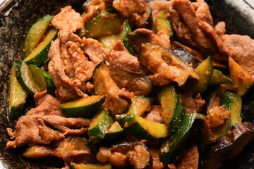 きゅうりとなすのピリ辛みそ炒め