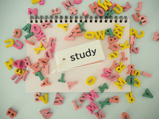 たくさんのアルファベットと単語カードにstudyの文字