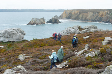 Groupe de randonneurs sur le GR34 presqu'île de Crozon-Bretagne France
