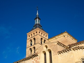 Fototapeta premium To the north of Madrid lies the absolutely picturesque city of Segovia, Spain. It makes the perfect day trip from Madrid to wander its quaint streets and admire its incredible Roman aqueduct