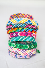 Pile de bracelets brésiliens colorés