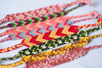 Bracelets brésiliens colorés sur un fond blanc