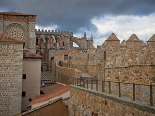 Obraz premium To the north of Madrid sits the rustic city of Ávila. Medieval walls surround the preserved 16th-century town.