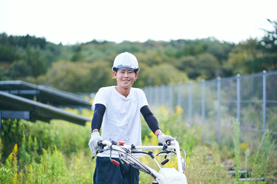 草刈りをする日本人男性のポートレイト