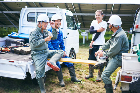 仕事の休憩中に談笑する日本人の男性たち