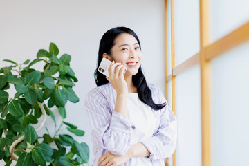 電話で話している女性