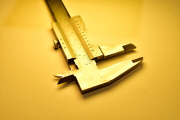 caliper mesure equipment scale engeneering micrometer precision yellow light
