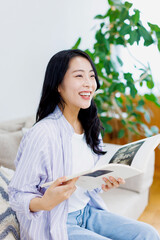 リビングルームで本を読んでいる女性