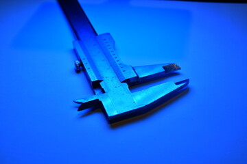 caliper mesure equipment scale engeneering micrometer precision blue light