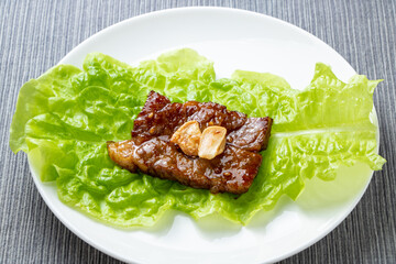 サンチュの上に牛カルビ焼肉。

