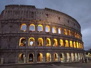 Naklejka premium colosseum at night