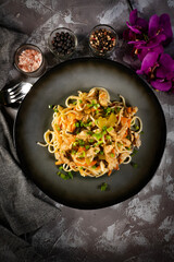 Fried noodles with chicken and vegetables.