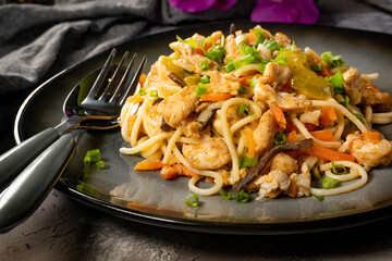 Fried noodles with chicken and vegetables.