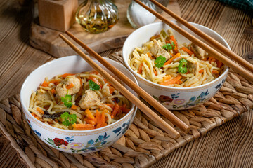 Fried noodles with chicken and vegetables.