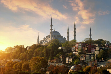 Fototapeta na wymiar Suleymaniye Mosque in Istanbul against the backdrop of a beautiful sunset sky.