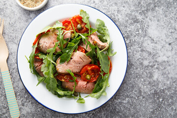 Arugula salad with roast beef and tomatoes