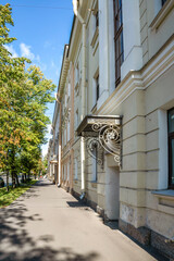 A walk along the city's shady street on a fine autumn day.