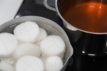 	大根を茹でる様子