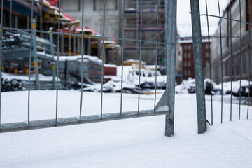 Winterbaustelle mit Schnee