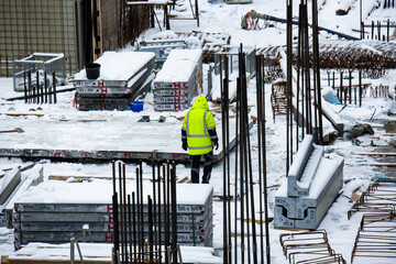 Winterbaustelle mit Schnee