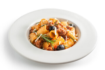 Piatto di pasta condita con sugo di salsiccia e olive nere, cibo italiano 