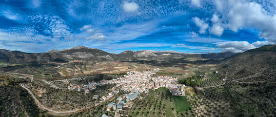 vista aérea del bonito pueblo blanco de Alfarnate en la provincia de Málaga, España