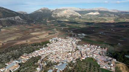 vista aérea del bonito pueblo blanco de Alfarnate en la provincia de Málaga, Andalucía