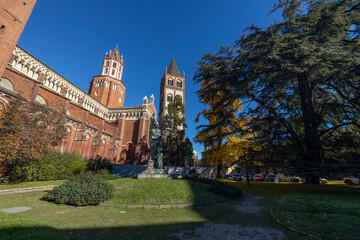 Fototapeta premium VERCELLI, ITALY NOVEMBER 25, 2023 - View of the Basilica of Sant'Andrew (Sant'Andrea) and Umberto I Monument in Vercelli, Piedmont, Italy