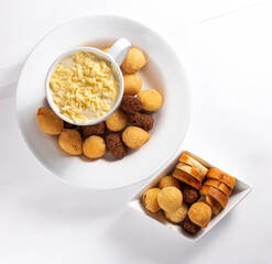 Foundue na caneca com queijo e salgadinhos