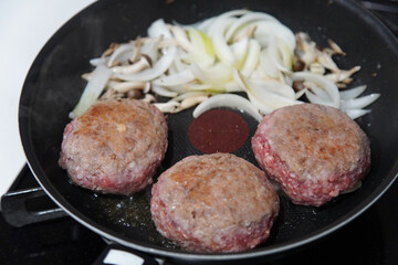 煮込みハンバーグを作る様子