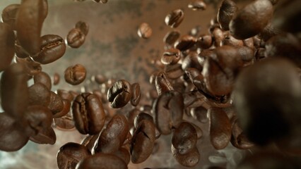 Obraz premium Freeze Motion of Falling Roasted Coffee Beans.