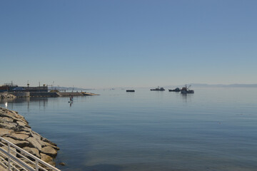 Obraz premium some boats in a bay with the sea calm