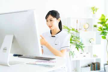 パソコンでビデオ通話する医療従事者の女性