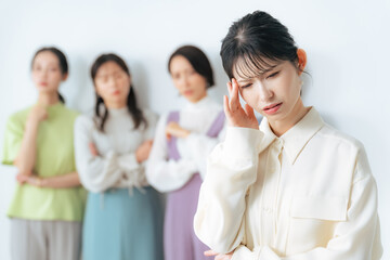 グループから仲間はずれにされて悩む女性