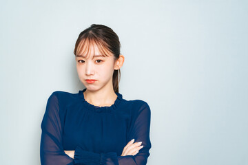 不満そうに怒る表情の女性