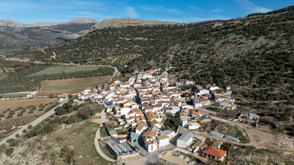 vista aérea del bonito pueblo blanco de Alfarnatejo en la provincia de Málaga, Andalucía	