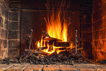 Feu crépitant dans une cheminée vintage