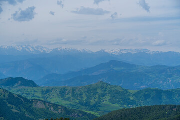 Houses in green highlands wonderful views surrounded by clouds and mountains the idea of ​​living in nature