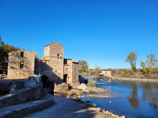  Moulin  Hérault, moulin à eau, fleuve Hérault,  roues à aubes , moulin à eau  traditionnel France Saint-Thibéry, Hérault Occitanie. Ancien moulin à blé converti en centrale hydroélectrique