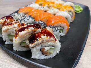 different flavors of sushi set