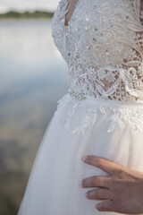 Details eines Brautkleides mit Spitze und Glitzer - 688637491