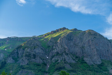 Fototapeta premium Houses in green highlands wonderful views surrounded by clouds and mountains the idea of ​​living in nature