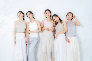 Fotobehang ナチュラルカラーの衣装を着たミドル女性グループの美容イメージ　スキンケア　コスメ © metamorworks