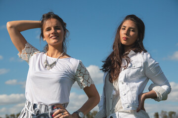 Amigas hermosas posando juntas