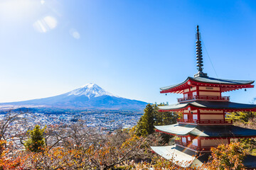 Fototapeta premium Chureito Red Pagoda is a five-story pagoda with a beautiful backdrop of Mount Fuji, a popular and famous place considered a symbol of Japan.