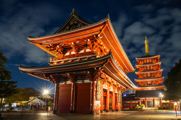 Asakusa, Tokyo, Japan - November 13, 2023 : Nighttime tourists and pilgrims at Sensoji Temple, symbolized by large red lanterns with light, are a popular destination. - obrazy, fototapety, plakaty