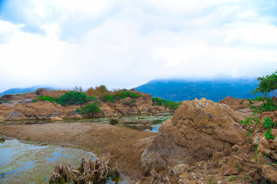 Photo rapid current of the chuya river in mountains. summer time. rocky coast. huge boulders.