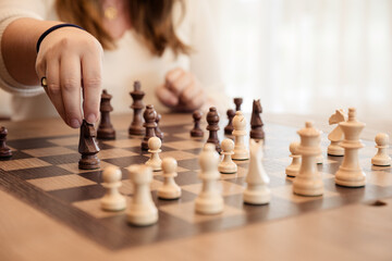 Frau spielt Schach und ist am Zug Schachspiel aus Holz - 688672299